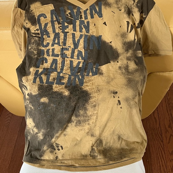 Mens Calvin Klein short sleeve v neck shirts. Worn once to try on. - Picture 2 of 9